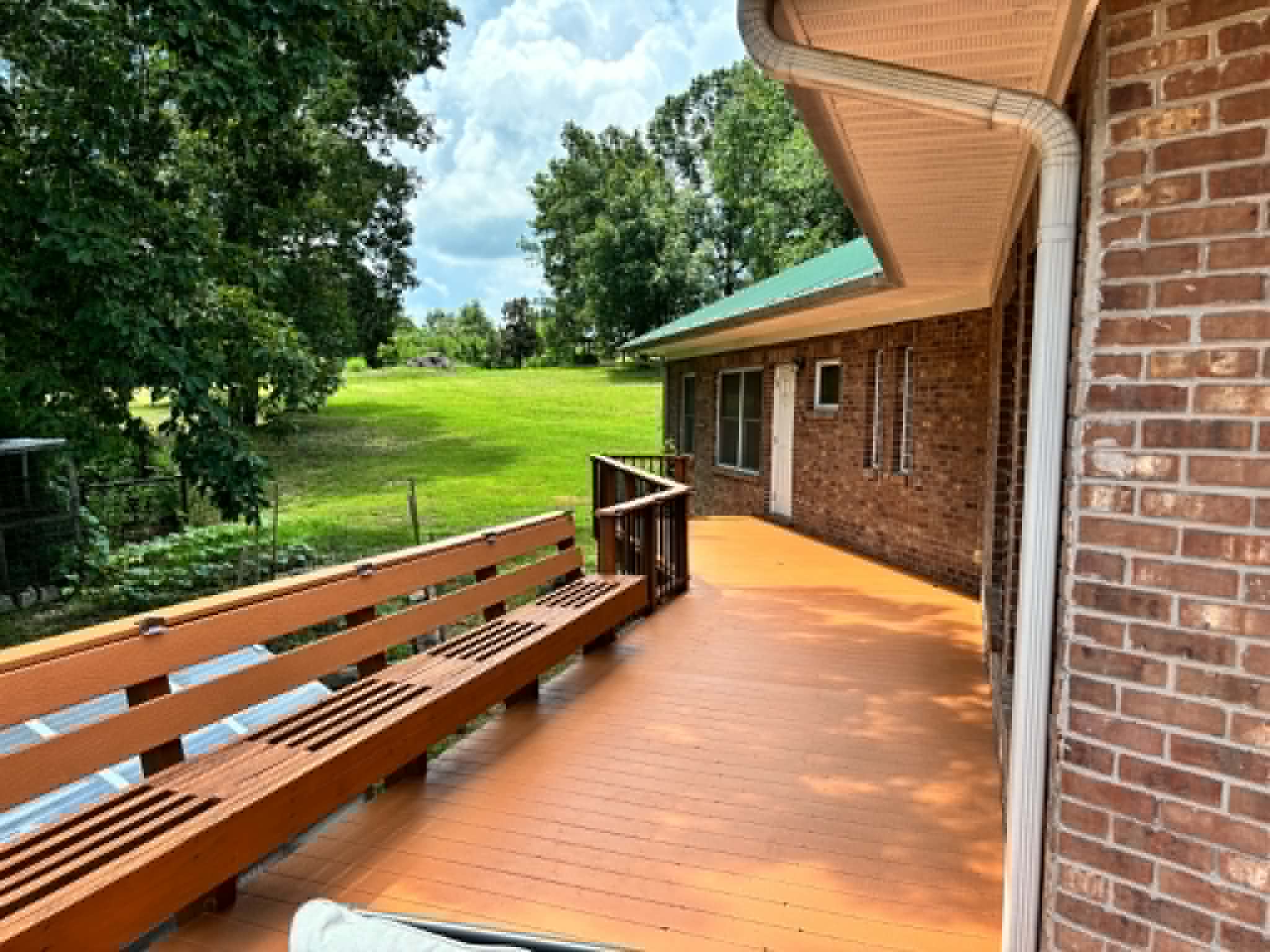 Cedar deck corner railing detail in Middle Tennessee